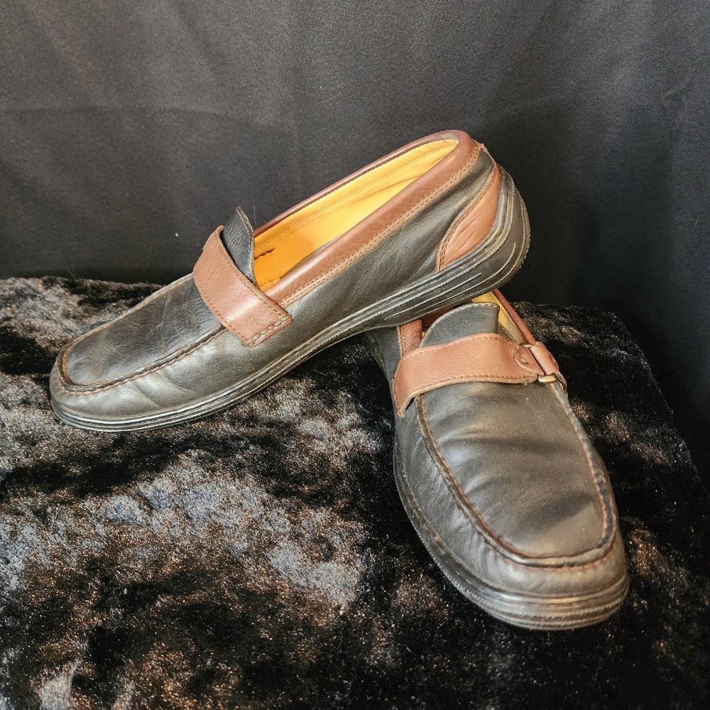 Tommy Bahama Size 9.5 Black and Brown Loafers